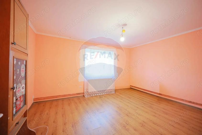 Casă cu Teren 2440 Mp în Alparea