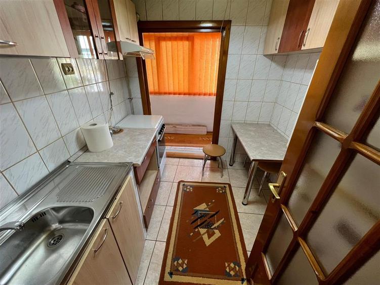 Apartament cu 3 camere decomandat, mobilat în Central