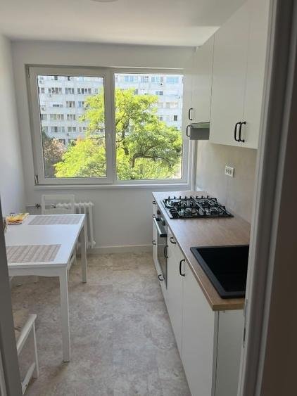 Apartament cu 3 camere semidecomandat, mobilat în Baba Novac