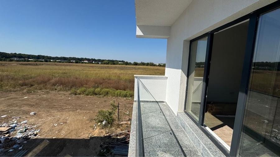 Apartament cu 3 camere decomandat în Tunari