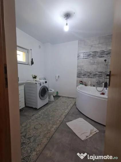 Casă cu 6 camere cu Teren 1216 Mp în Tomești