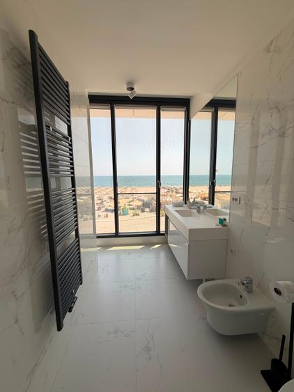 Apartament cu 4 camere semidecomandat în Mamaia