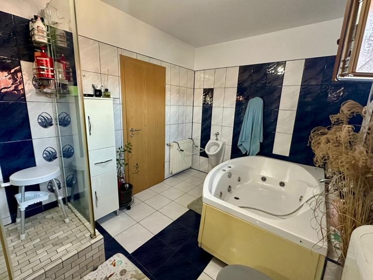 Casă individuală cu 5 camere cu Canalizare în Dumbrăvița