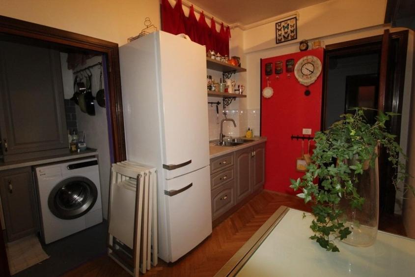 Apartament cu 3 camere circular, mobilat în Capitale