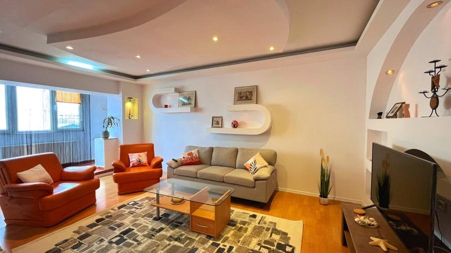 Apartament cu 3 camere decomandat, mobilat în Central