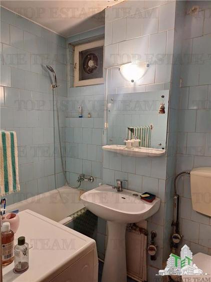 Apartament cu 3 camere semidecomandat în Tei