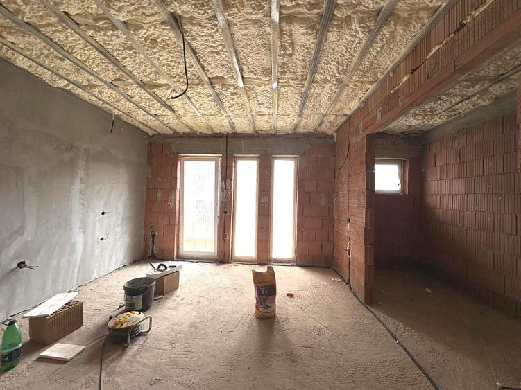 Duplex cu 3 camere cu Canalizare în Est