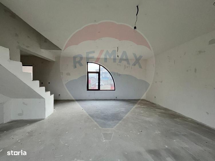 Casă cu 4 camere decomandat în Boteni