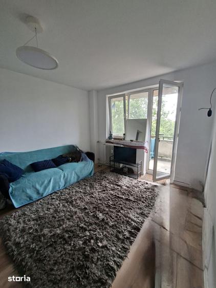Apartament cu 3 camere semidecomandat în Calea București