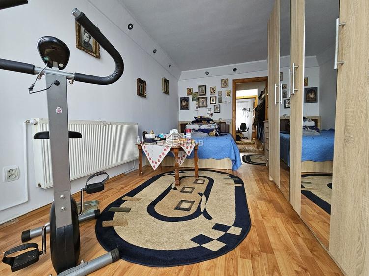 Apartament cu 3 camere semidecomandat în Micro 5