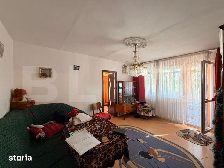 Apartament cu 3 camere semidecomandat în Craiovița Nouă