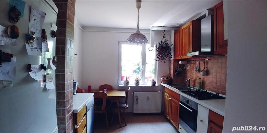 Apartament cu 3 camere semidecomandat în Berceni