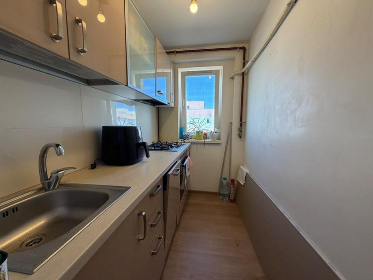 Apartament cu 3 camere semidecomandat în Pantelimon