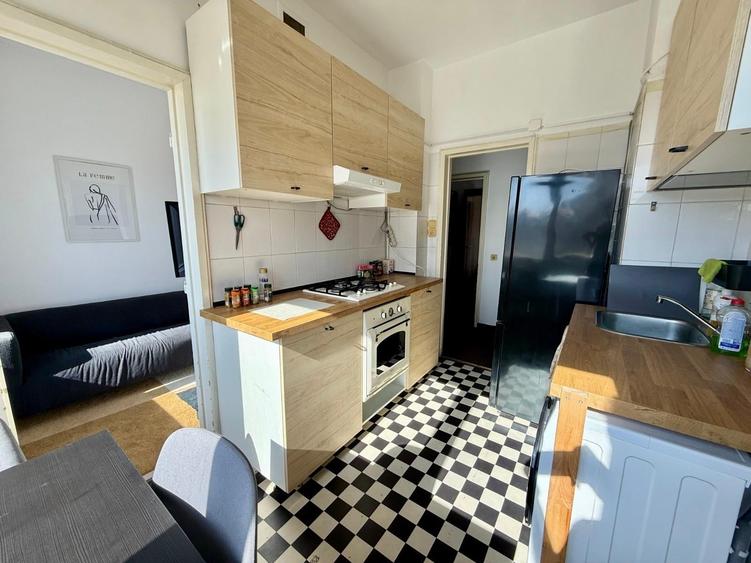 Apartament cu 4 camere semidecomandat, mobilat în Universitate