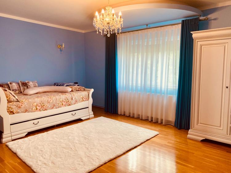 Casă individuală cu 9 camere cu Canalizare în Central
