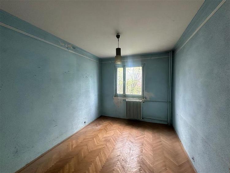 Apartament cu 3 camere semidecomandat în Tătărași