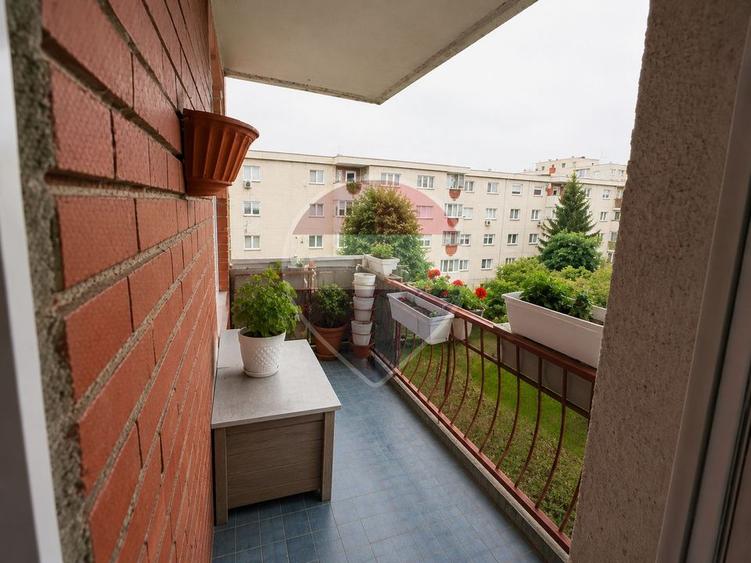 Apartament decomandat cu 2 camere de vânzare în zona Micalaca - 1
