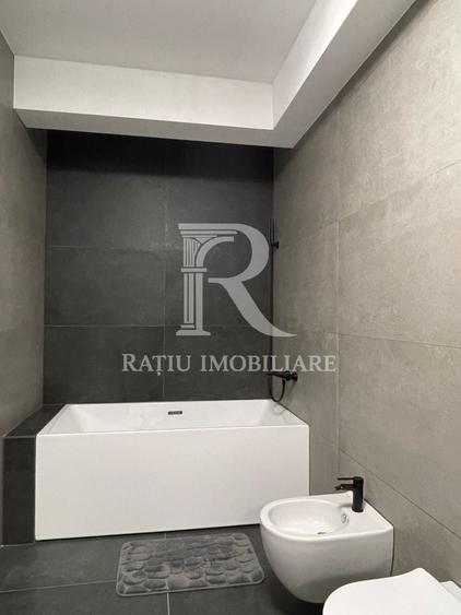 Apartament cu 3 camere semidecomandat, mobilat în Central