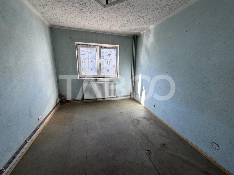 Apartament cu 4 camere semidecomandat în Făgăraș