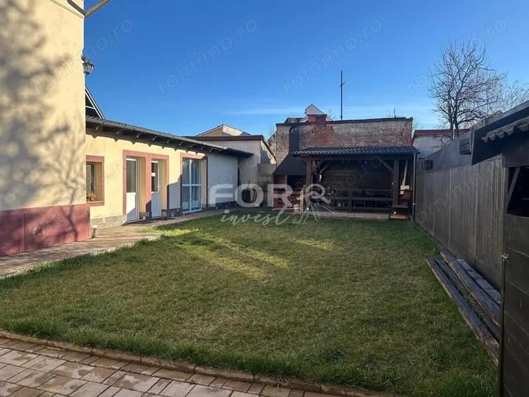 Casă cu 10 camere cu Teren 482 Mp în Central
