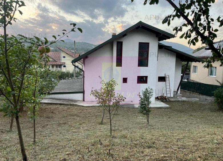 Casă individuală cu 9 camere decomandat cu Canalizare în Central