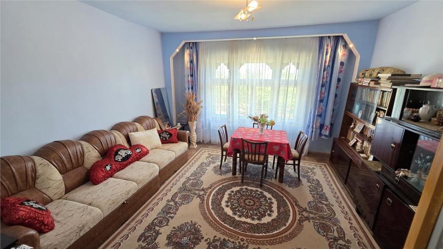 Casă cu 9 camere cu Teren 4400 Mp în Petrilova