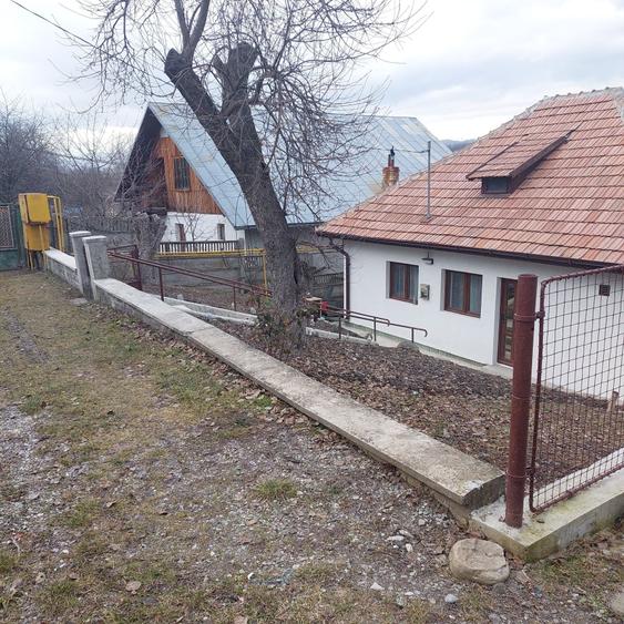 Casă cu 2 camere cu Teren 1200 Mp în Pietrișu