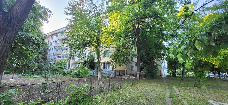 Apartament cu 3 camere decomandat în Sud