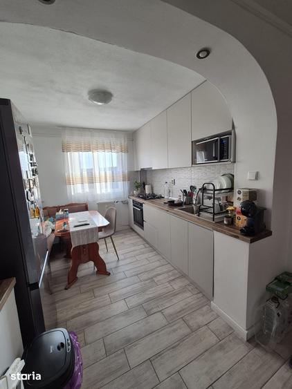 Apartament cu 3 camere semidecomandat în Brazda lui Novac