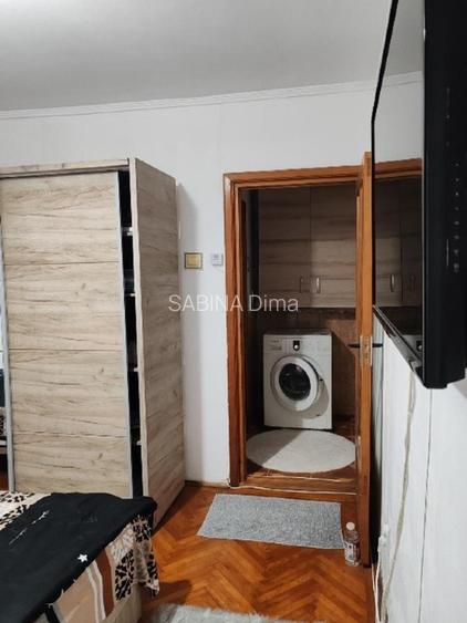 Apartament 3 camere de închiriat.