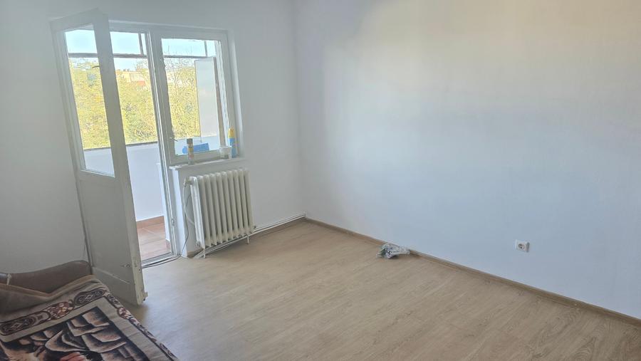 Apartament cu 3 camere semidecomandat în Astoria