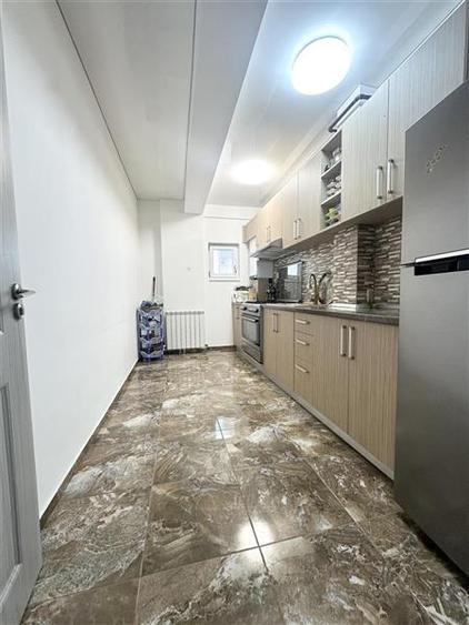 Apartament cu 3 camere semidecomandat, mobilat în Nord