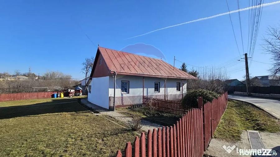 Casă cu 3 camere cu Teren 4900 Mp în Central