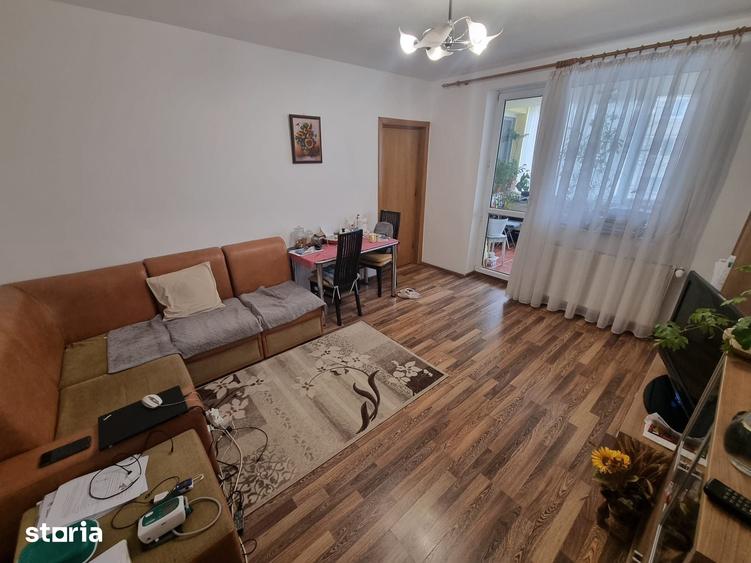 Apartament cu 4 camere semidecomandat în Faleza Nord