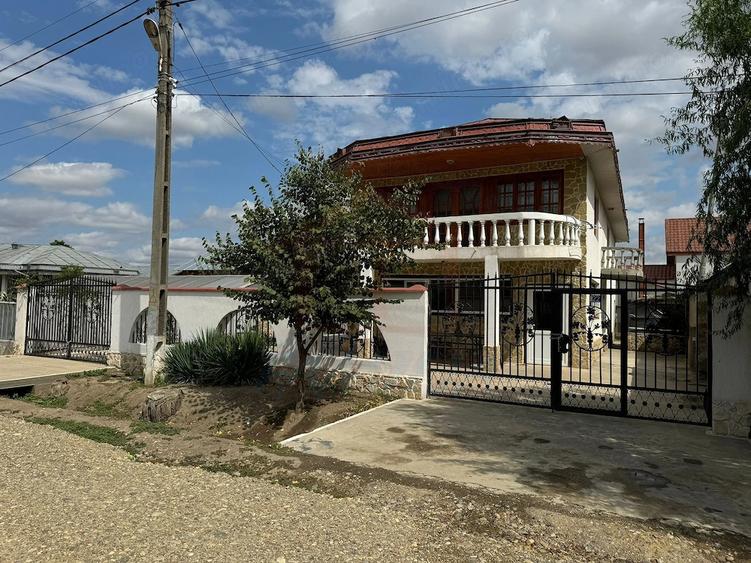 Casă cu Teren 300 Mp în Central