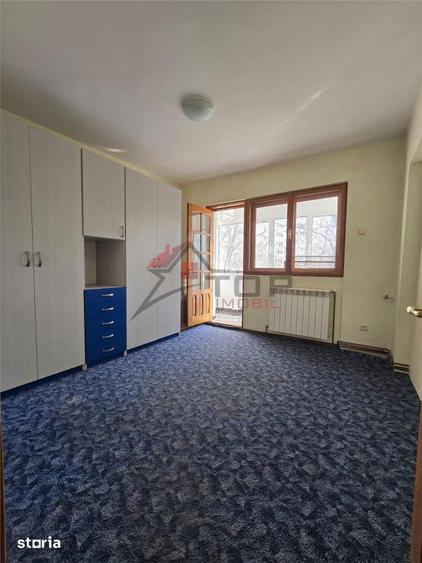 Apartament cu 3 camere decomandat în Podu Roș