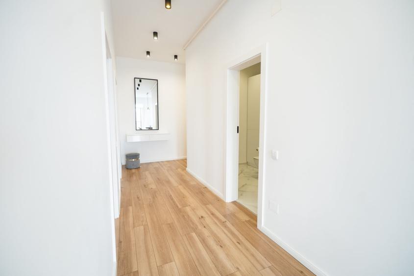 Apartament cu 3 camere semidecomandat, mobilat în P-ța Mihai Viteazul
