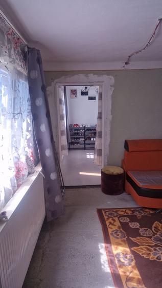 Casă cu 3 camere în Dragomirești