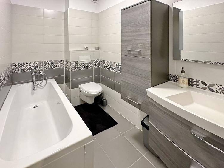 Apartament cu 3 camere semidecomandat, mobilat în Ghimbav Livadă