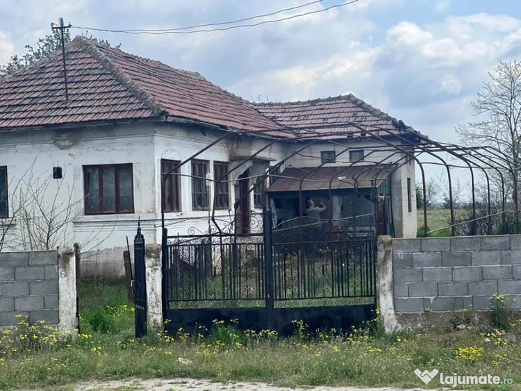 Casă cu 3 camere cu Teren 2504 Mp în Central