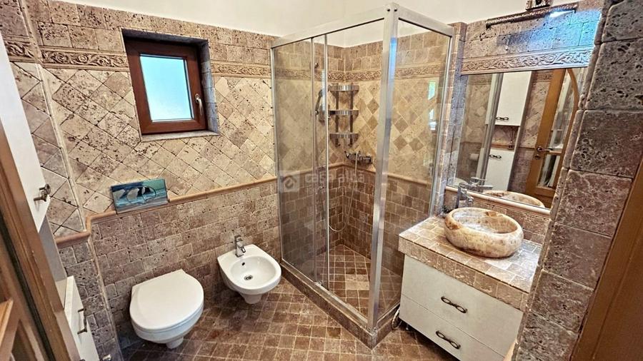 Apartament cu 7 camere decomandat în Bucium