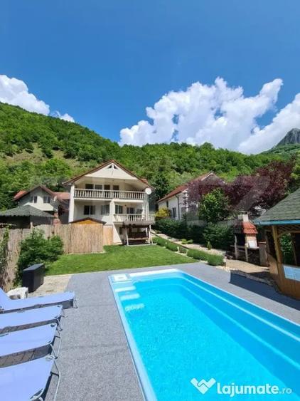 Casă cu 6 camere cu Teren 551 Mp în Teiu
