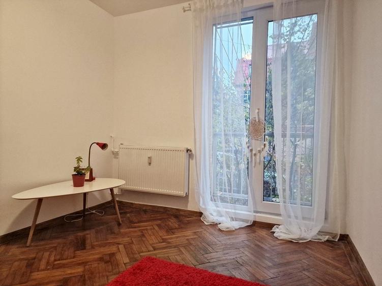 Apartament cu 3 camere semidecomandat, mobilat în Titan