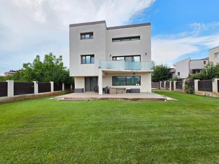 Casă individuală cu 10 camere cu Teren 620 Mp în Mogoșoaia