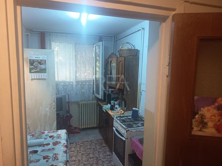 Apartament cu 3 camere semidecomandat în Berceni