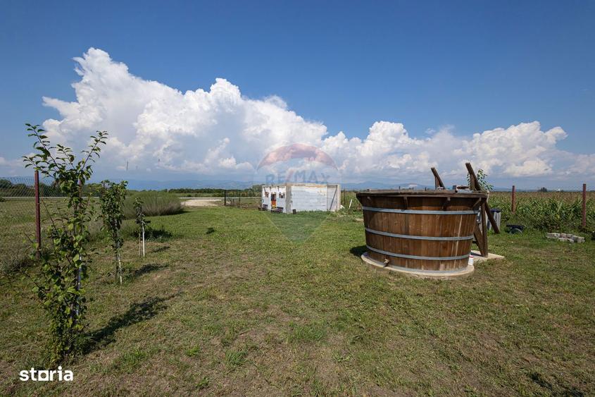 Teren de 3700 mp, în Sântimbru