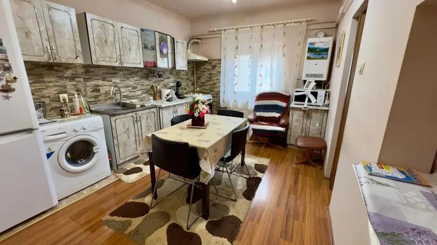 Apartament cu 3 camere decomandat în Central