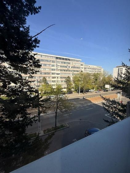 Apartament cu 3 camere semidecomandat în Giulești