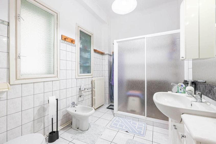 Casă individuală cu 5 camere cu Canalizare în Grădiște