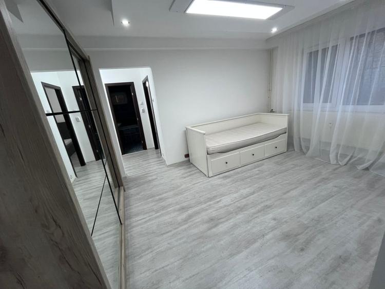 Apartament cu 3 camere semidecomandat, mobilat în Central